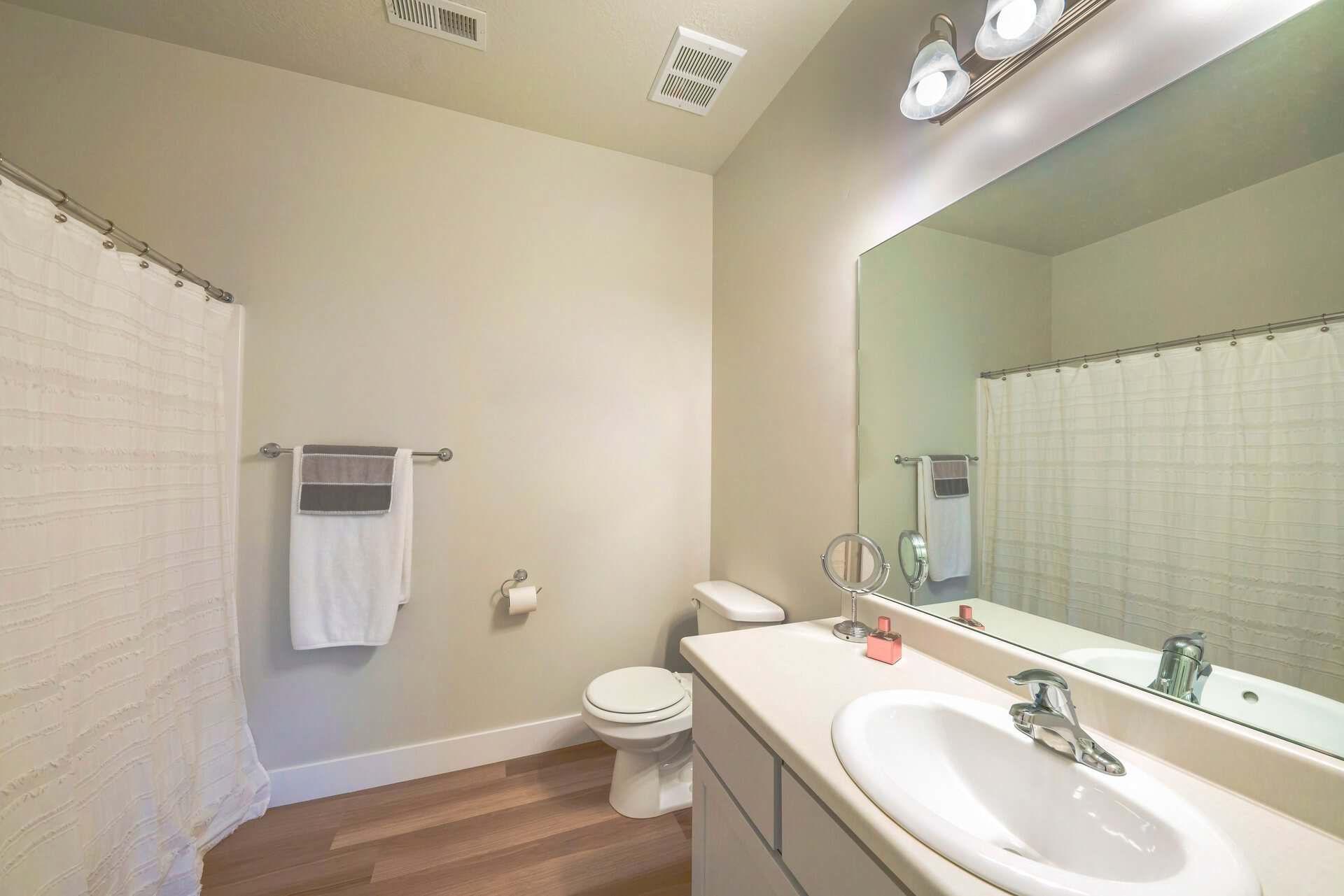 Hygienic vinyl flooring in a modern bathroom